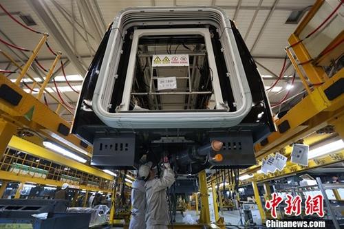 4月30日,中国国家统计局发布数据显示,2019年4月份,中国制造业采购经理指数(PMI)为50.1%,比上月回落0.4个百分点,继续保持在扩张区间。图为南京一家制造企业内的生产景象。(4月2日拍摄)<a target='_blank' >中新社</a>记者 泱波 摄 4月30日,中国国家统计局发布数据显示,2019年4月份,中国制造业采购经理指数(PMI)为50.1%,比上月回落0.4个百分点,继续保持在扩张区间。图为南京一家制造企业内的生产景象。(4月2日拍摄)<a target='_blank' >中新社</a>记者 泱波 摄
