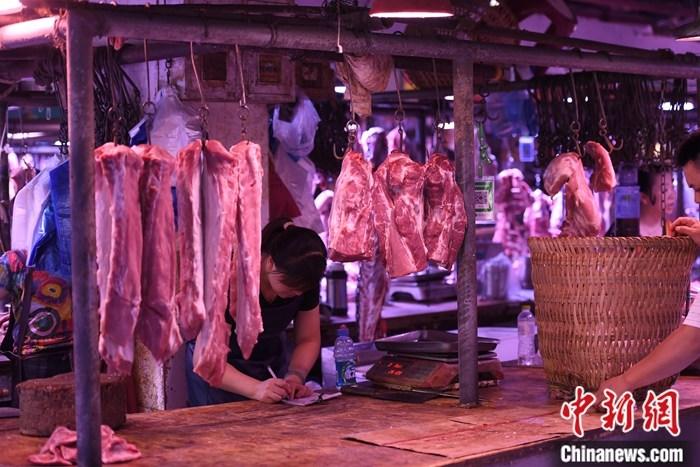 资料图:重庆一农贸市场内的商家挂满充足的猪肉。<a target='_blank' >中新社</a>记者 陈超 摄 资料图:重庆一农贸市场内的商家挂满充足的猪肉。<a target='_blank' >中新社</a>记者 陈超 摄